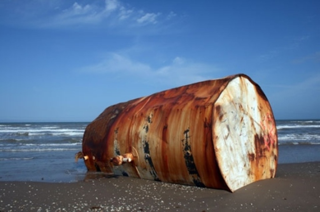 fusti abbandonati in spiaggia