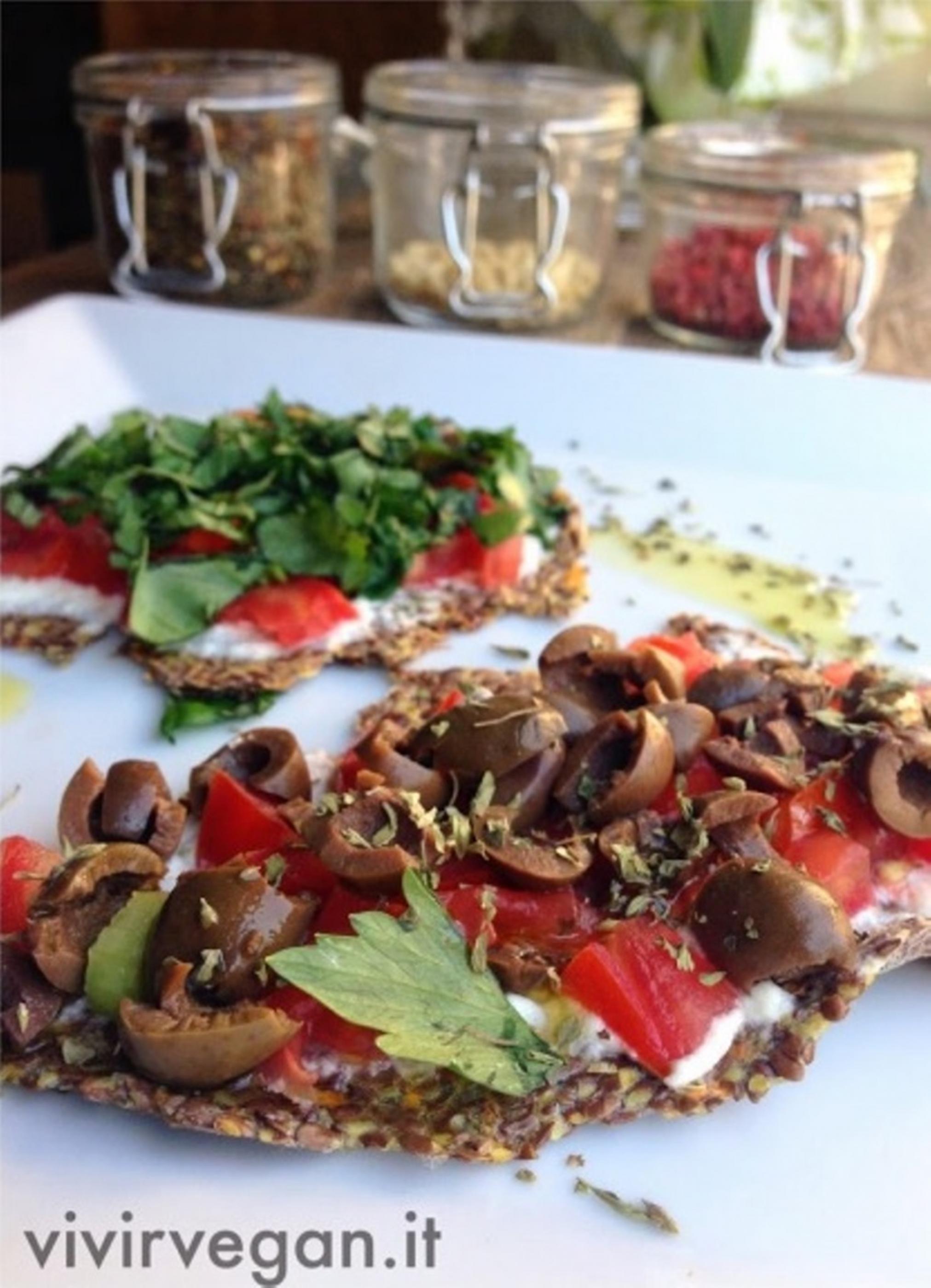 Pizza raw con rucola e formaggio alle mandorle 