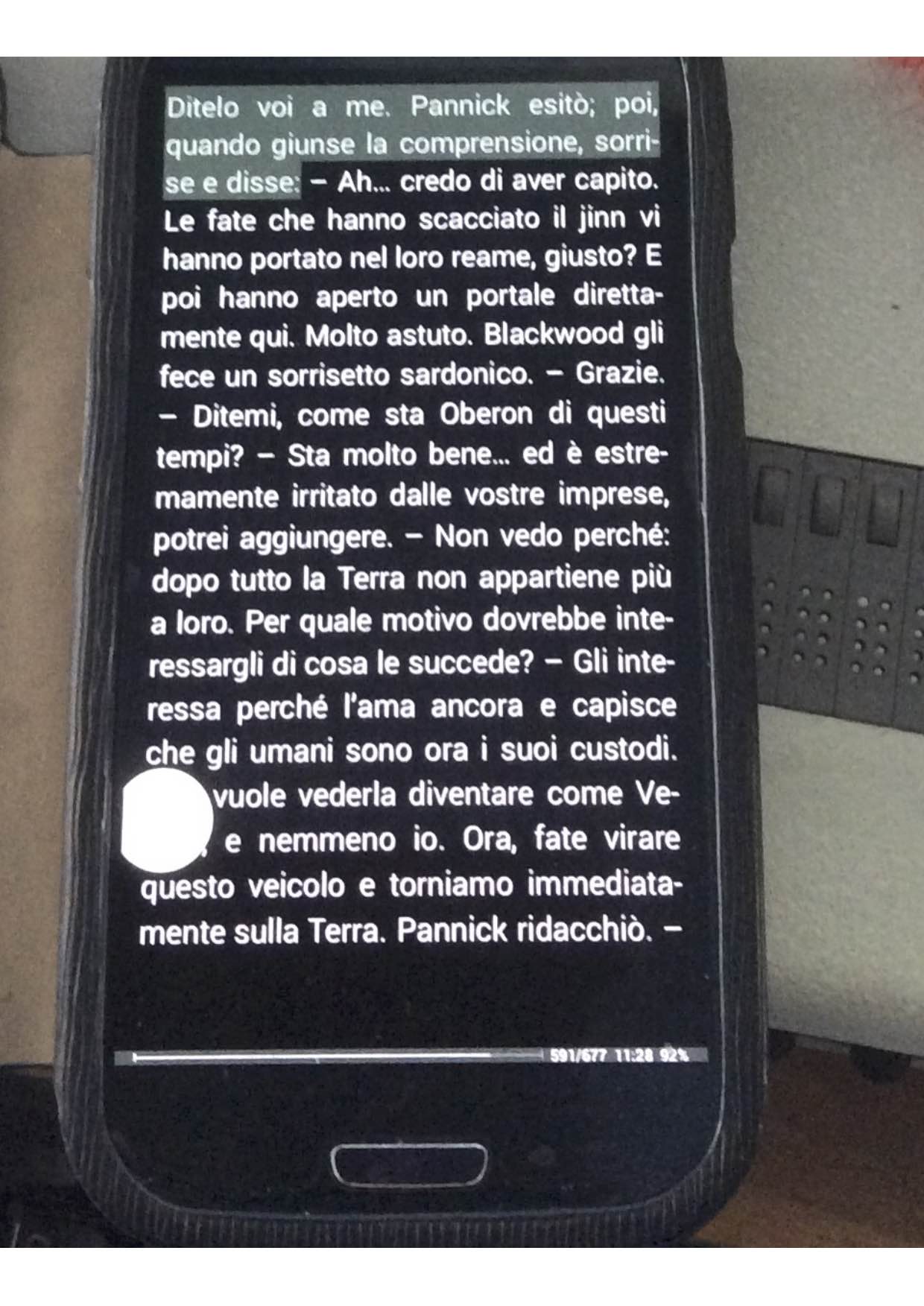 uno smartphone in modalità lettura