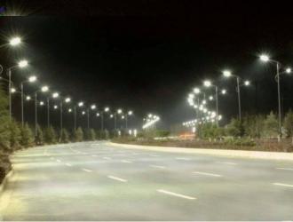Un esempio di illuminazione pubblica stradale con lampioni led a basso consumo (foto tratta dal web)