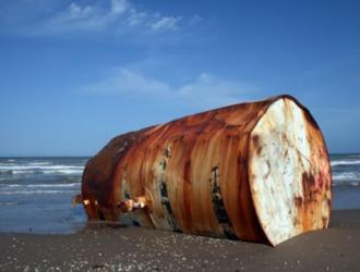 fusti abbandonati in spiaggia fusti abbandonati in spiaggia