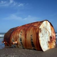 fusti abbandonati in spiaggia