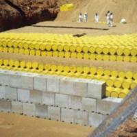 Fusti contenenti materiale radioattivo pronti per essere sotterrati